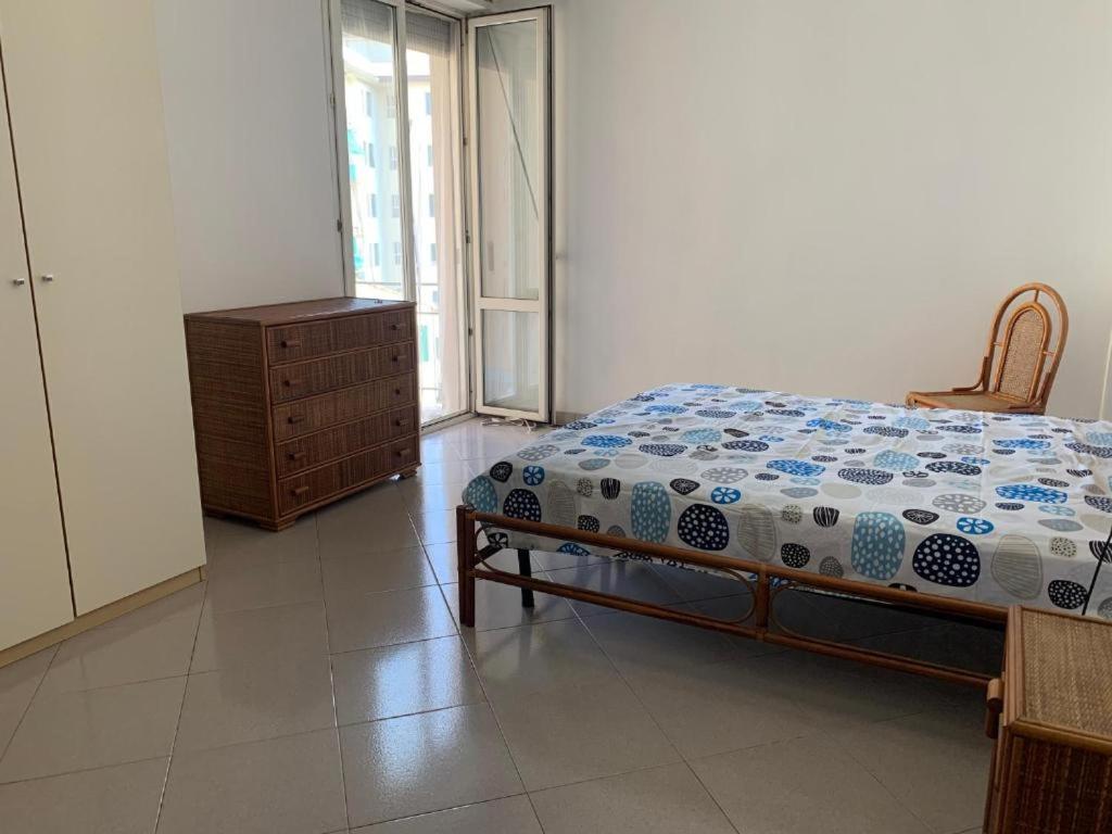 une chambre avec un lit, une commode et une fenêtre dans l'établissement Hawaiian Apartment, à Florence