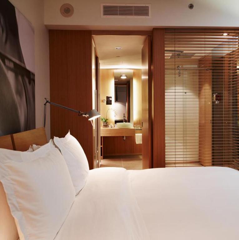 Postel nebo postele na pokoji v ubytování Le Germain Hotel Maple Leaf Square