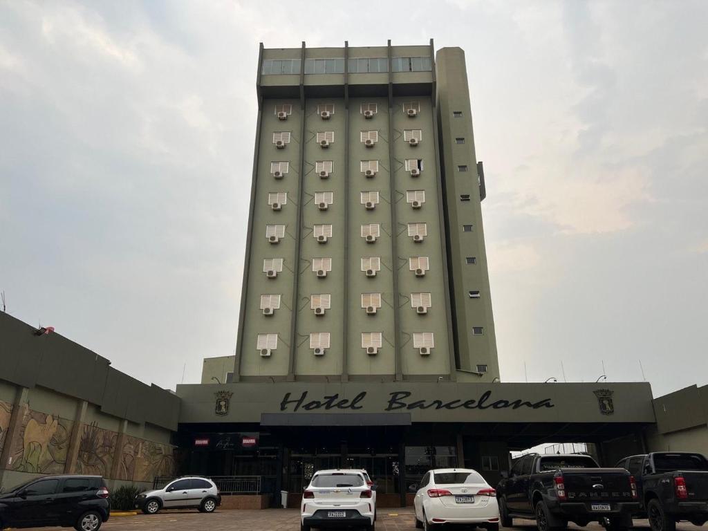 Un edificio de hotel con coches aparcados delante. en Hotel Barcelona, en Ponta Porã