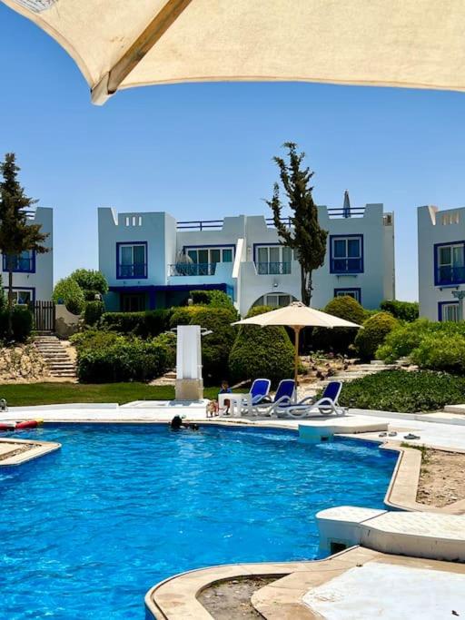 Bazén v ubytování Ras El Hikma Chalet, Beach & Pools, North Coast Egypt nebo v jeho okolí