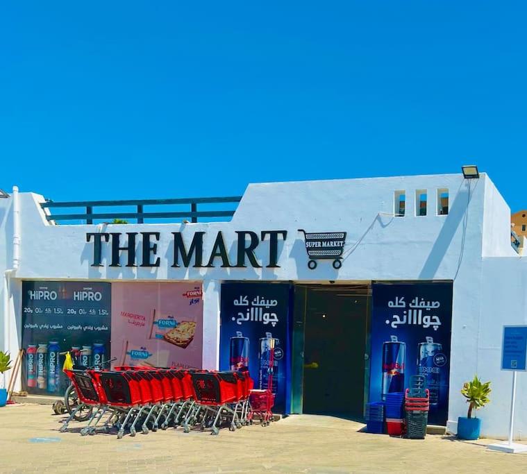 Supermarket nebo jiné obchody v  apartmánu nebo okolí