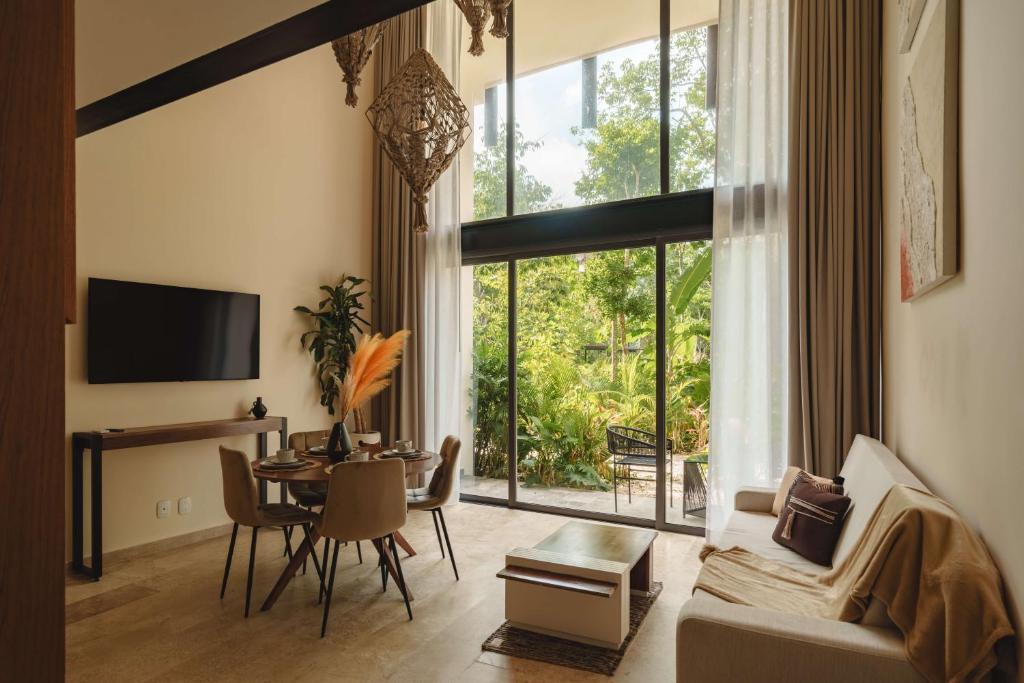 TV a/nebo společenská místnost v ubytování Luxury Loft with Pools, Gym, Rooftop and Panoramic Views