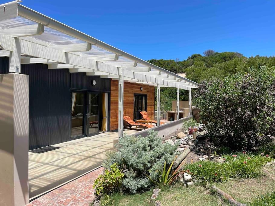Κήπος έξω από το Serene, stylish beach home