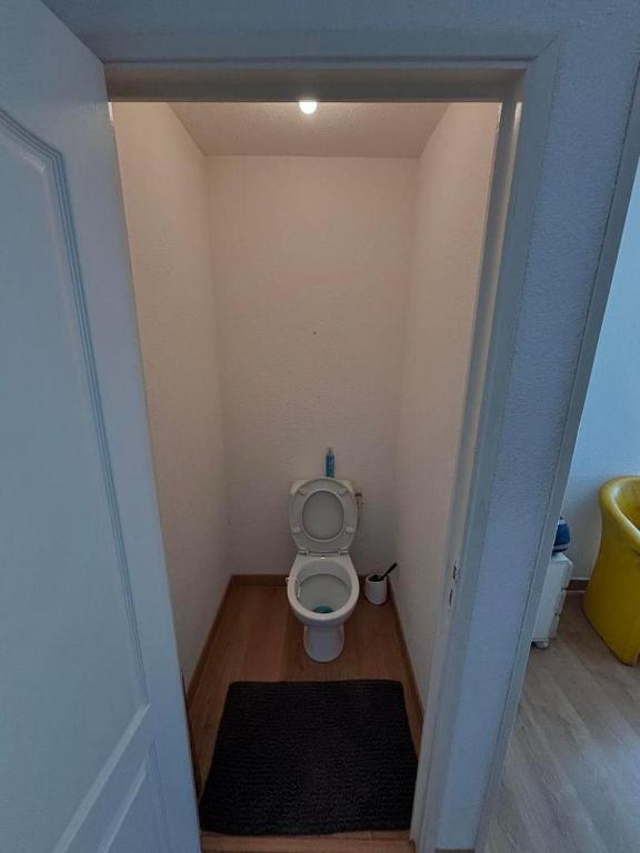 une petite salle de bains avec toilettes dans le couloir dans l'établissement Chic et relax version chambre en mezzanine de 7 places, à Montmarault