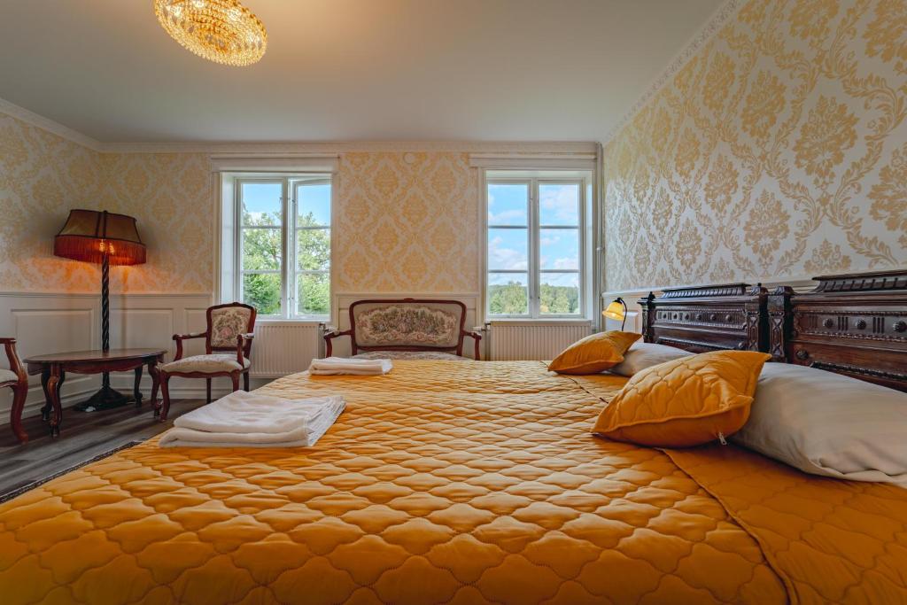 Säng eller sängar i ett rum på Svaneholm Hotel