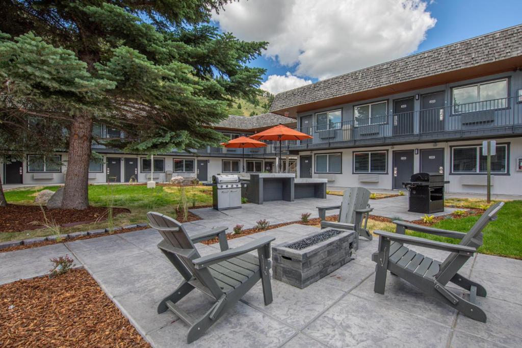 un patio con bancos y una parrilla frente a un edificio en The Jackson SouthTown, en Jackson