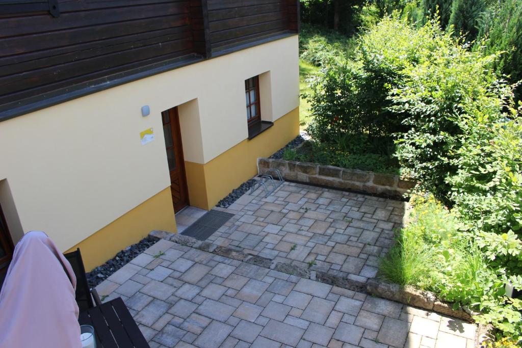 Κήπος έξω από το Ferienwohnung in der Kraxlhütte Waltersdorf