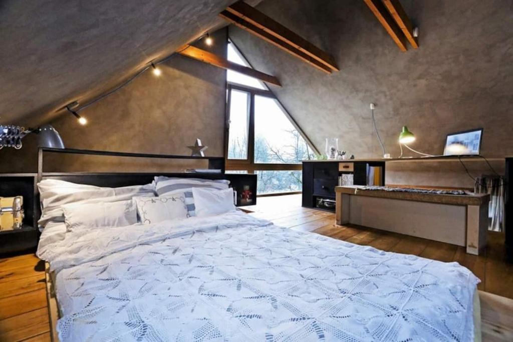 ein Schlafzimmer mit einem großen weißen Bett in einem Zimmer in der Unterkunft Cozy Cottage in Staré Hory