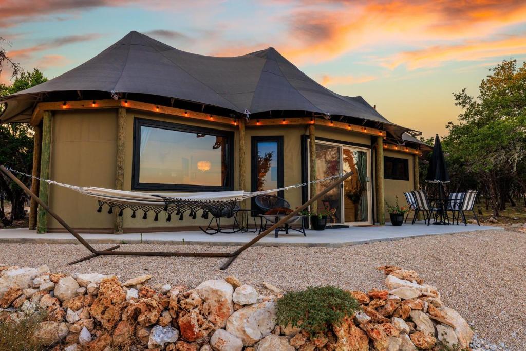 FischerThe Palace at Mystic Hills Ranch的一间黑色屋顶的小房子