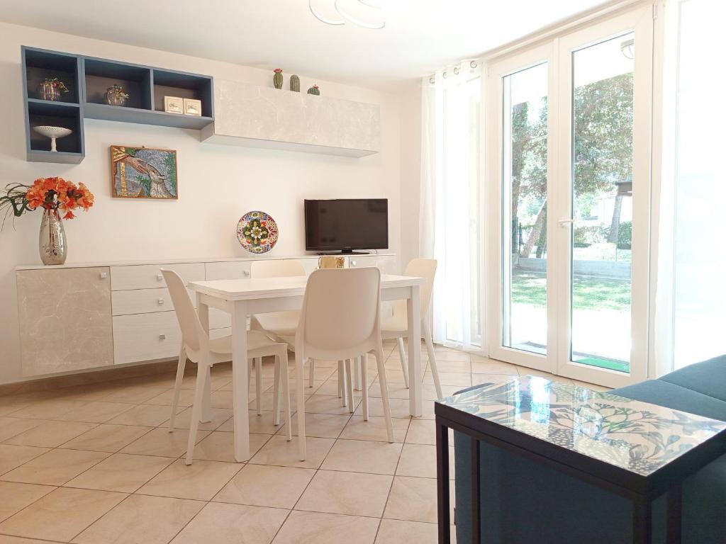 a living room with a white table and chairs at I CACTUS di MiMa in Milano Marittima