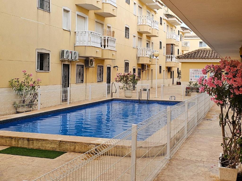 Bazén v ubytování Bonito apartamento con piscina nebo v jeho okolí