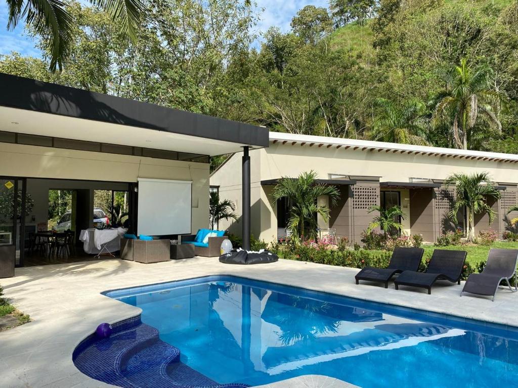 a swimming pool in front of a house at Finca La Siria vista Cerro Tusa in Amagá
