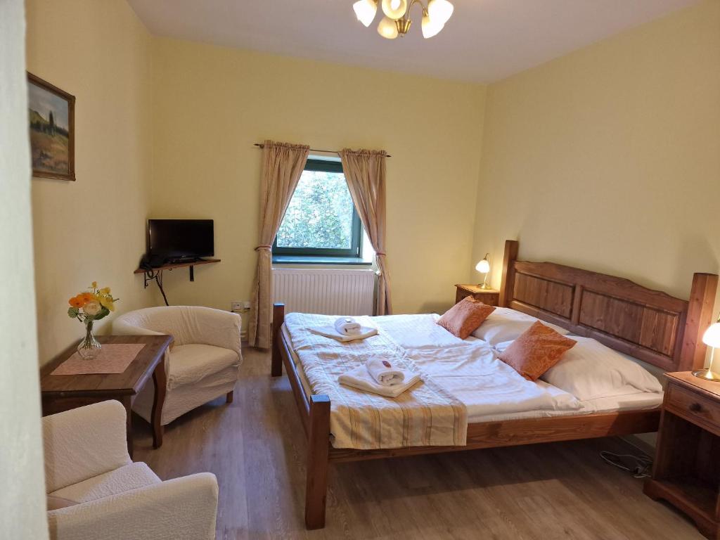 Postel nebo postele na pokoji v ubytování Hotel Opat
