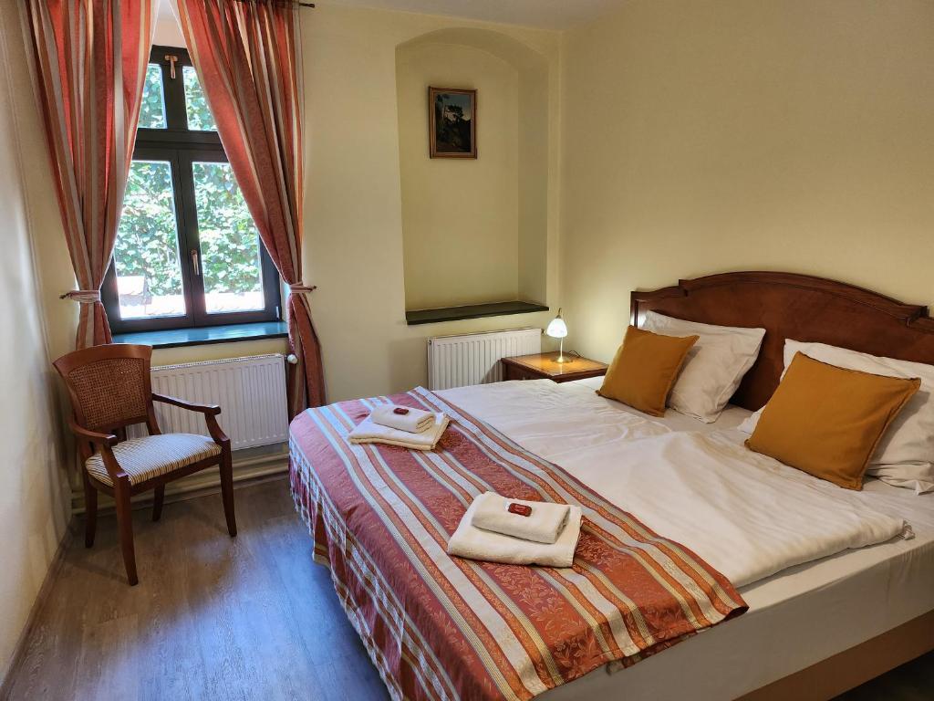 Postel nebo postele na pokoji v ubytování Hotel Opat