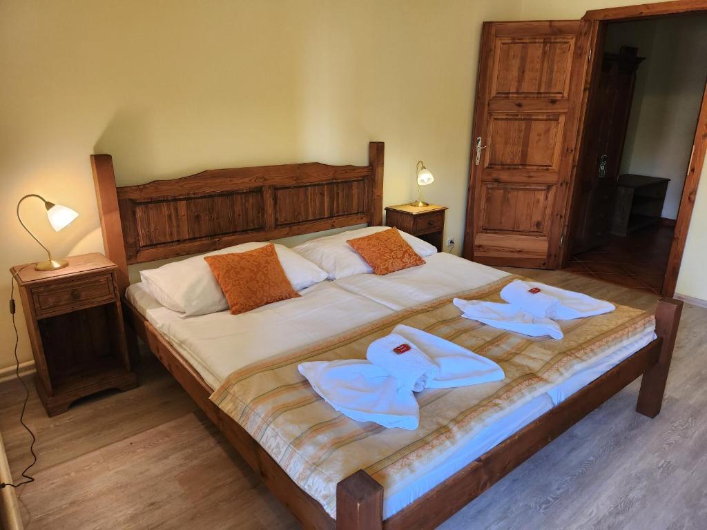 Postel nebo postele na pokoji v ubytování Hotel Opat