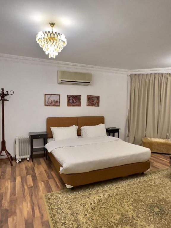 Postel nebo postele na pokoji v ubytování ليفينق ان 2 living Inn