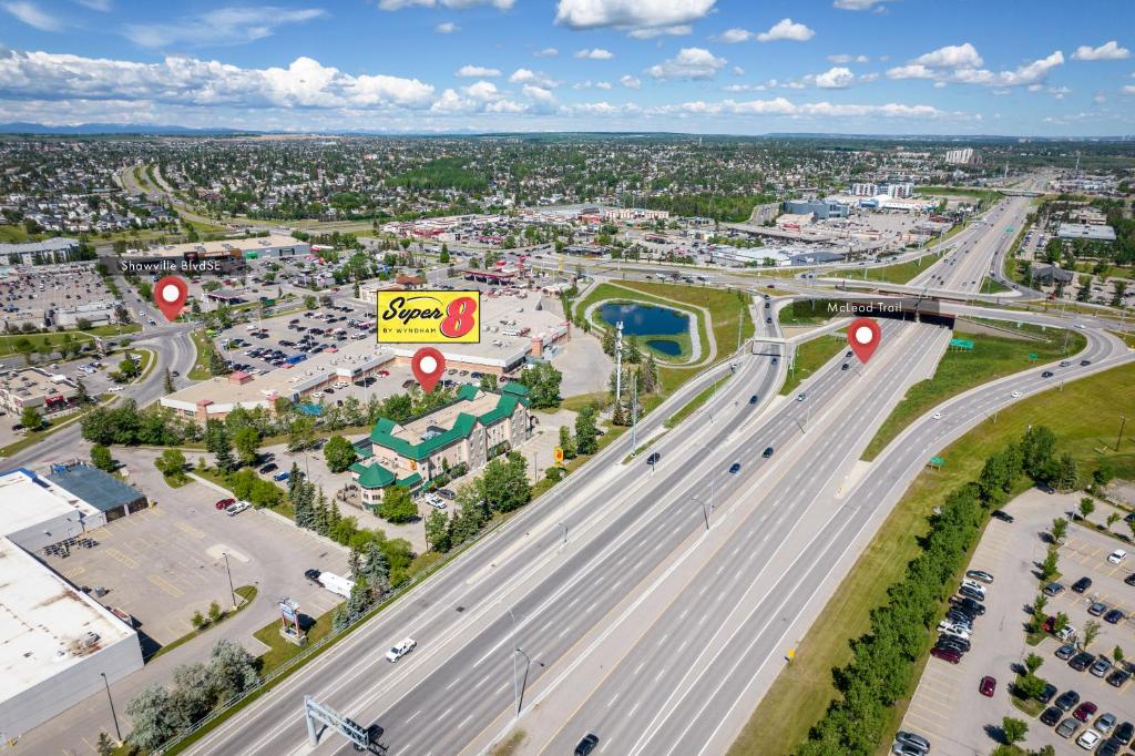 Letecký snímek ubytování Super 8 by Wyndham Calgary Shawnessy Area