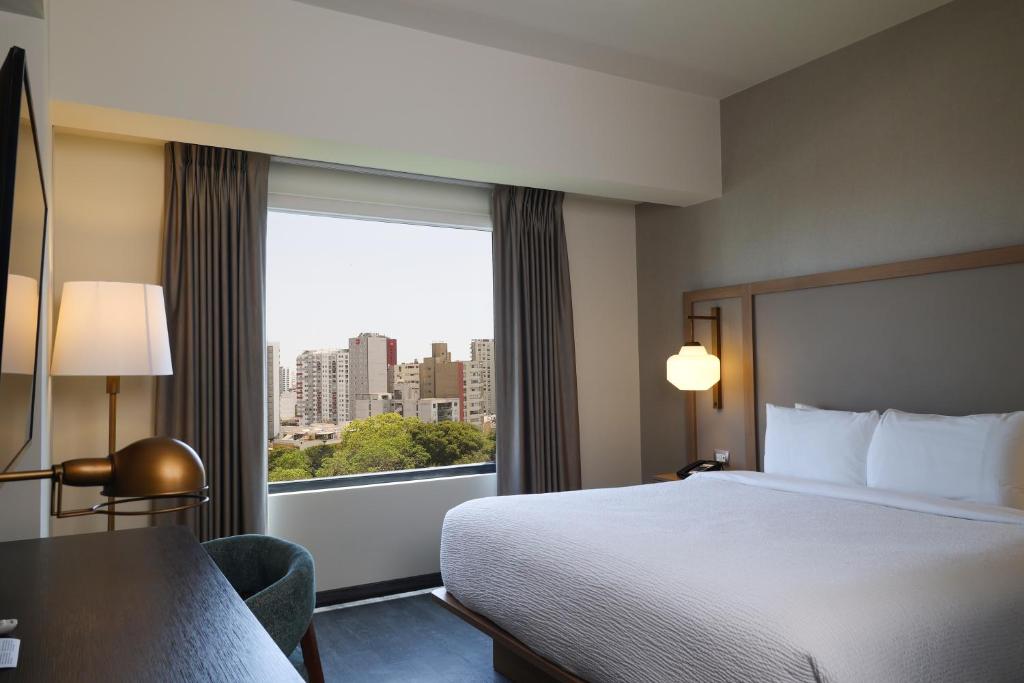 Rúm í herbergi á Fairfield by Marriott Lima Miraflores