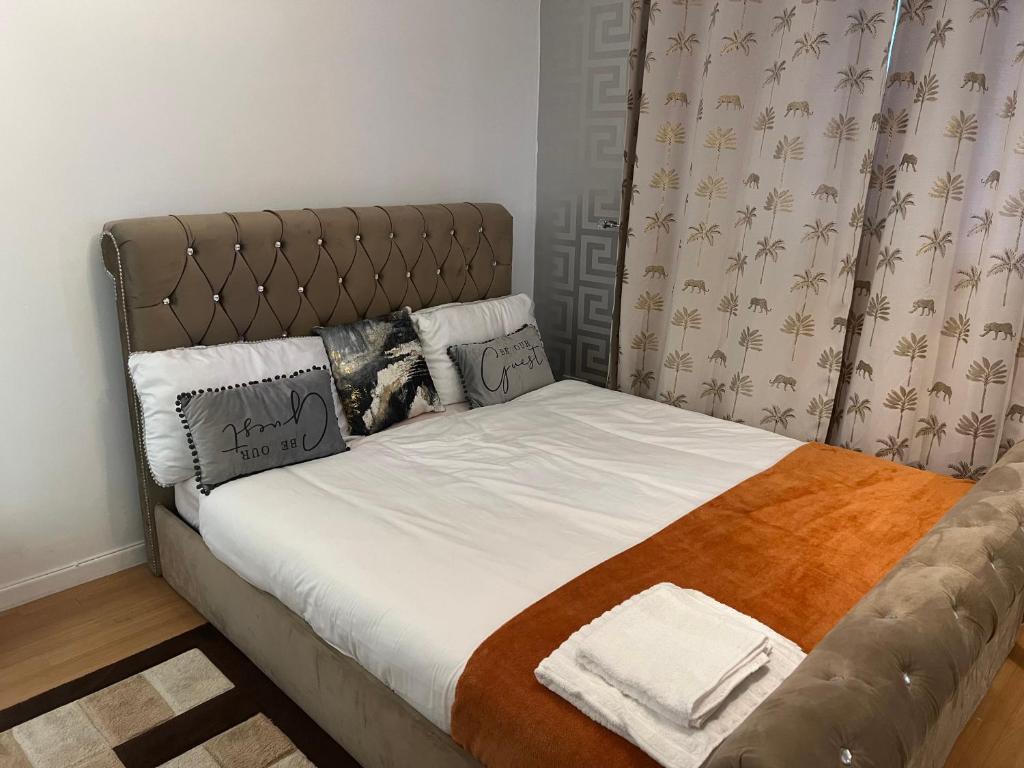 Katil atau katil-katil dalam bilik di Basildon 3 bed house for 8 guests- free private driveway parking