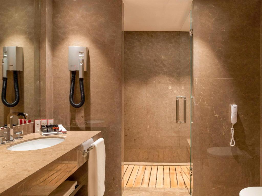 Koupelna v ubytování Mövenpick Hotel Istanbul Bosphorus