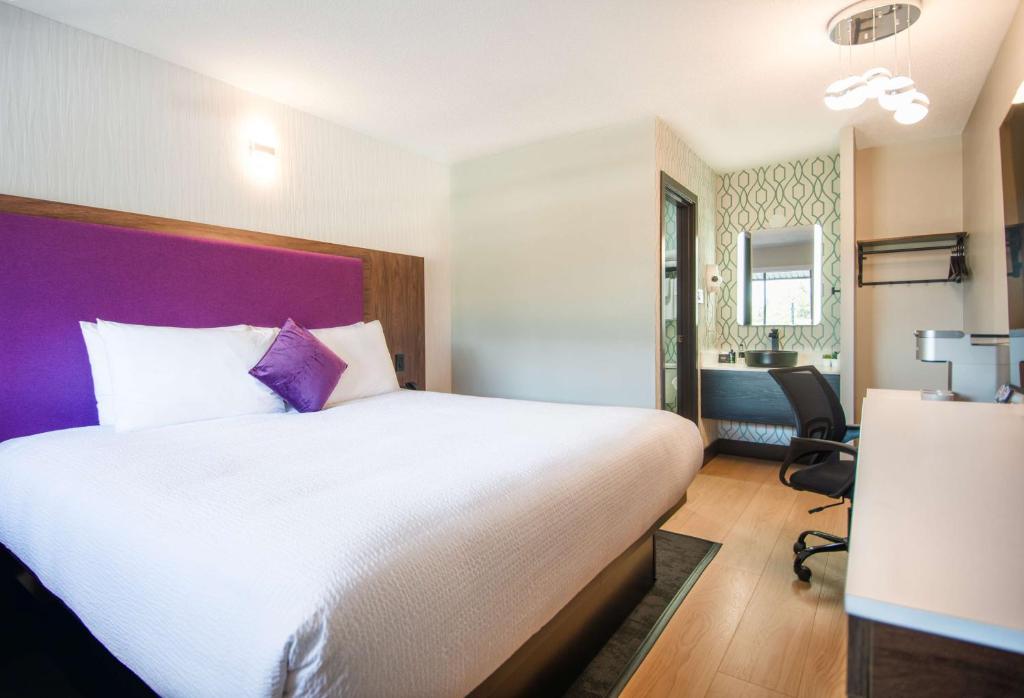 Postel nebo postele na pokoji v ubytování Coast Courtenay Hotel