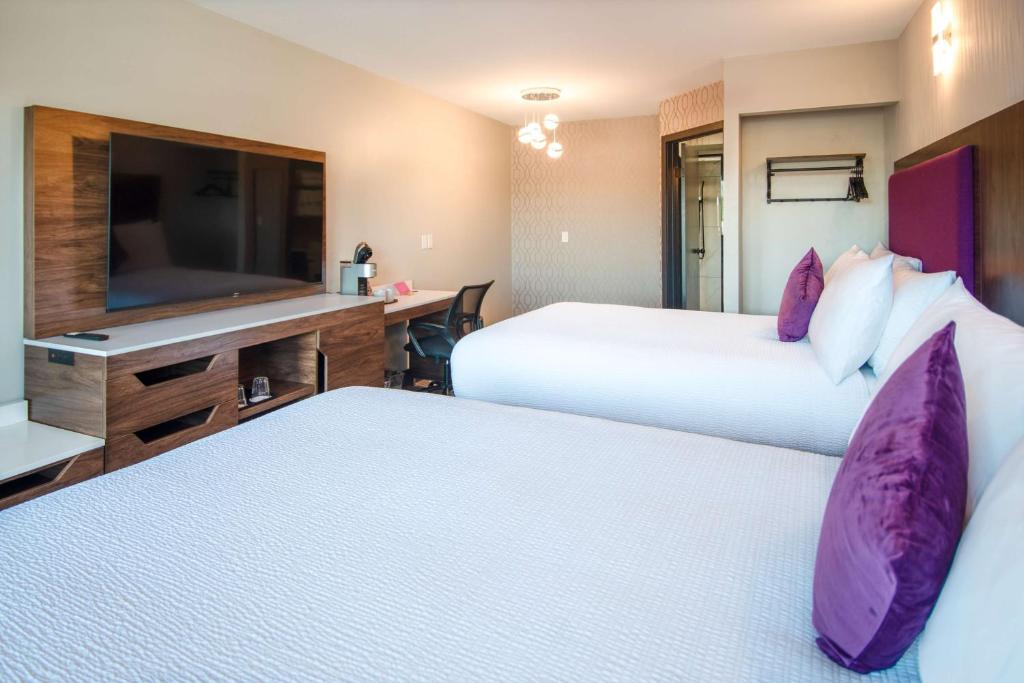 Postel nebo postele na pokoji v ubytování Coast Courtenay Hotel