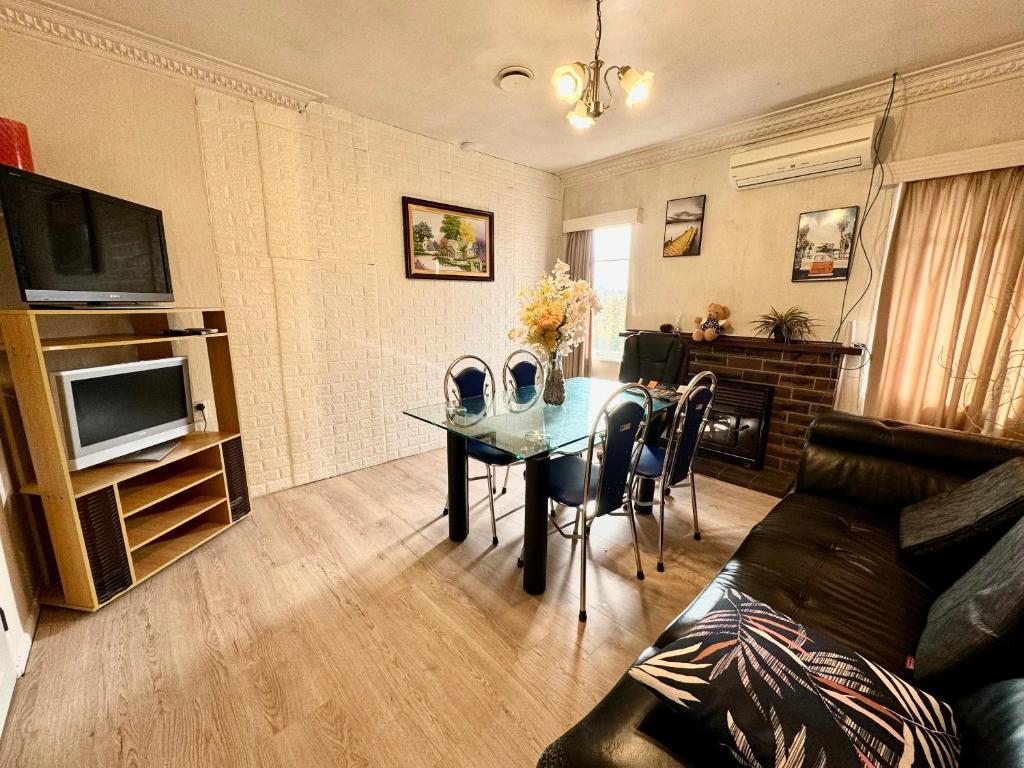 Posezení v ubytování PRIVATE ROOMS IN CENTRAL AUCKLAND