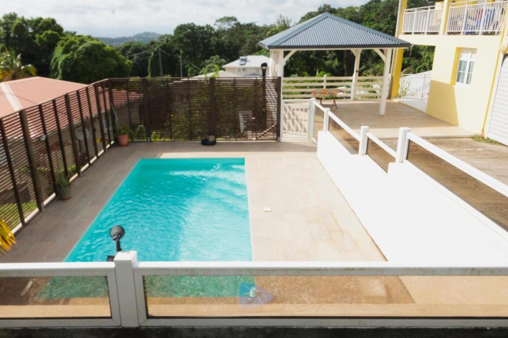 a swimming pool in the backyard of a house at bas de villa splendide in Rivière-Salée