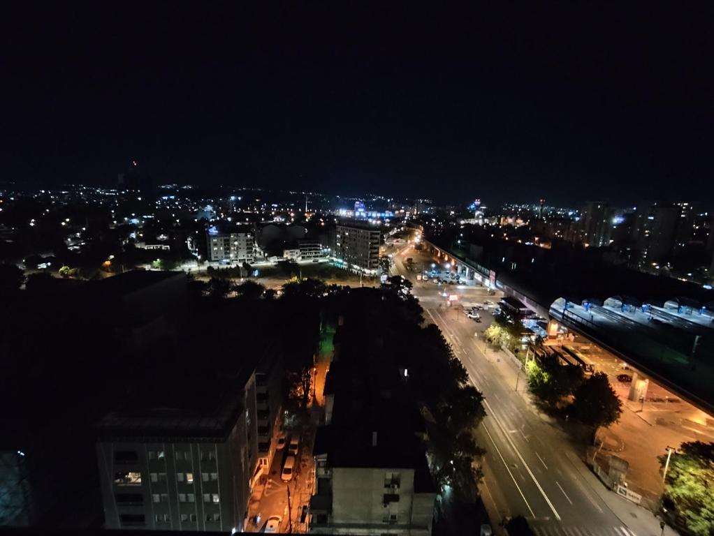 Vista generica su Skopje o vista sulla città dall'interno dell'appartamento