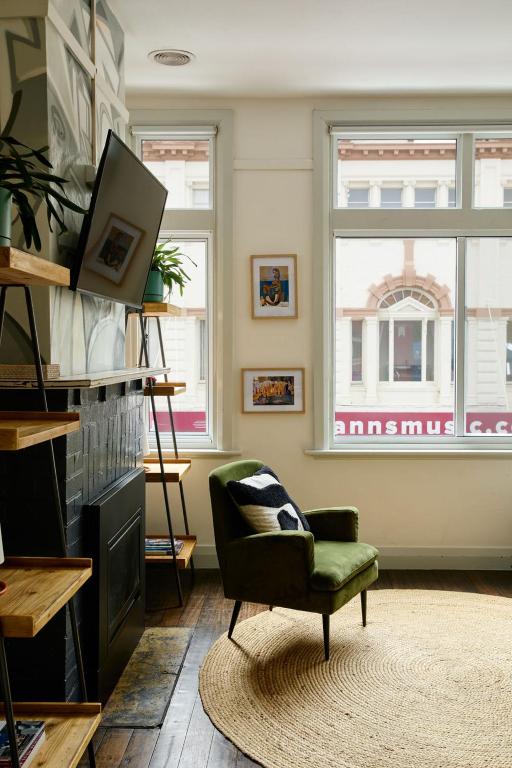 霍巴特'Elizabeth House=' in prime Hobart CBD location的带椅子和窗户的客厅