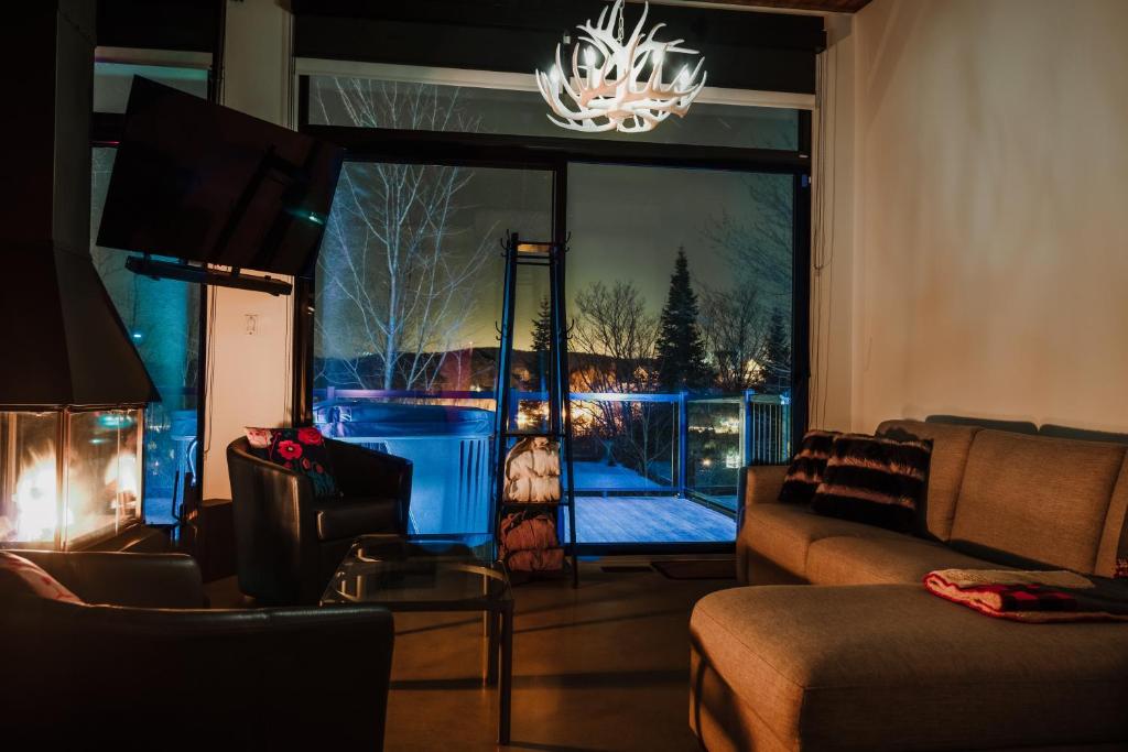 Πισίνα στο ή κοντά στο Loft Exécutif CherLieu de luxe avec vue sur golf et montagnes