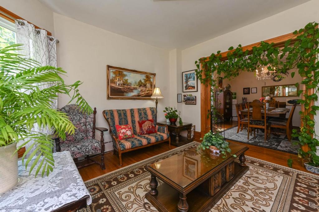 Area soggiorno di Niagara Inn Bed and Breakfast