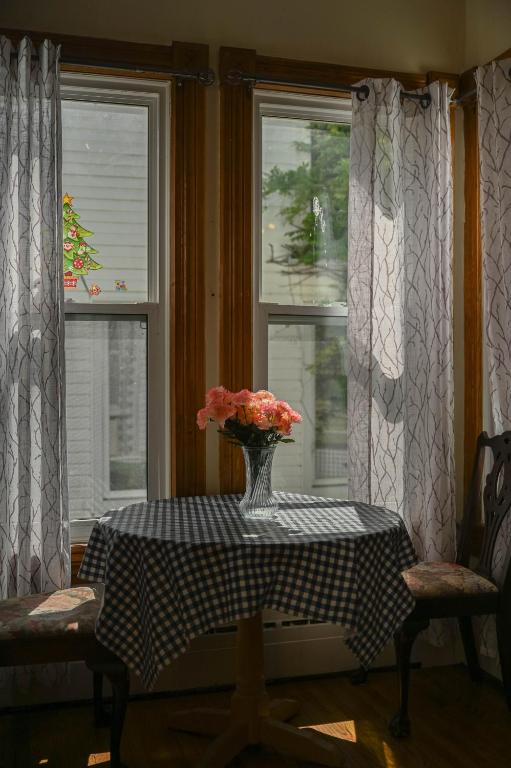 Area soggiorno di Niagara Inn Bed and Breakfast