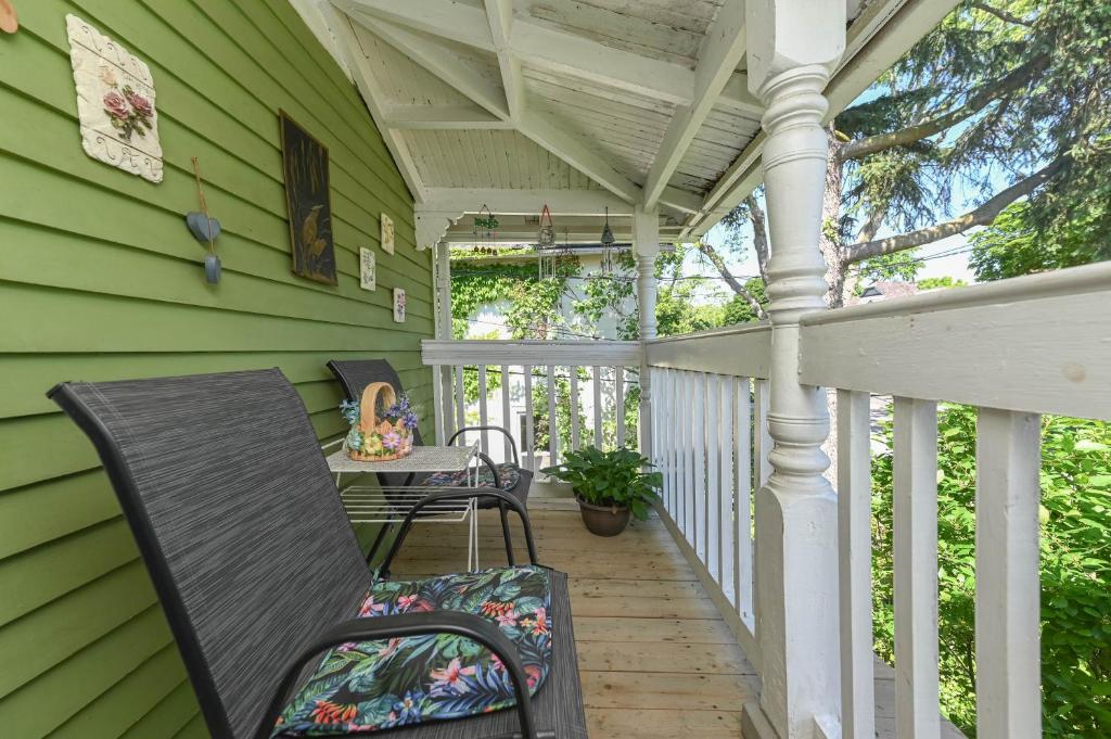 un portico con tavolo e sedie di Niagara Inn Bed and Breakfast a Niagara Falls