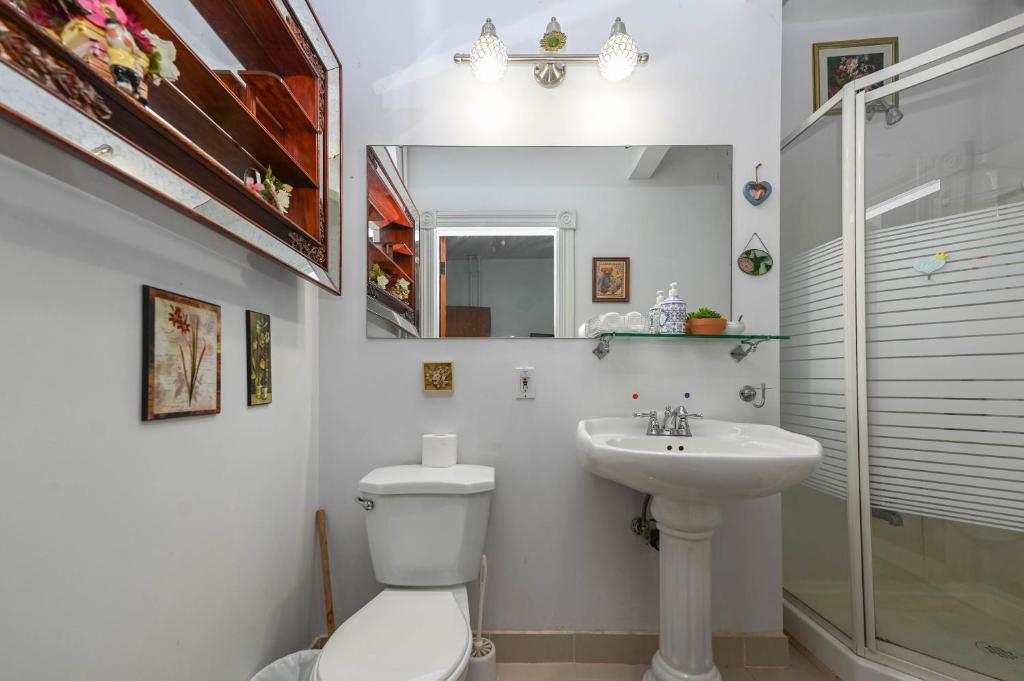 un bagno con un water e un lavandino di Niagara Inn Bed and Breakfast a Niagara Falls