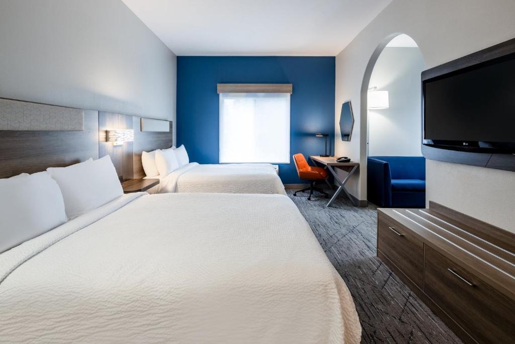 Postel nebo postele na pokoji v ubytování Holiday Inn Express Vancouver North by IHG