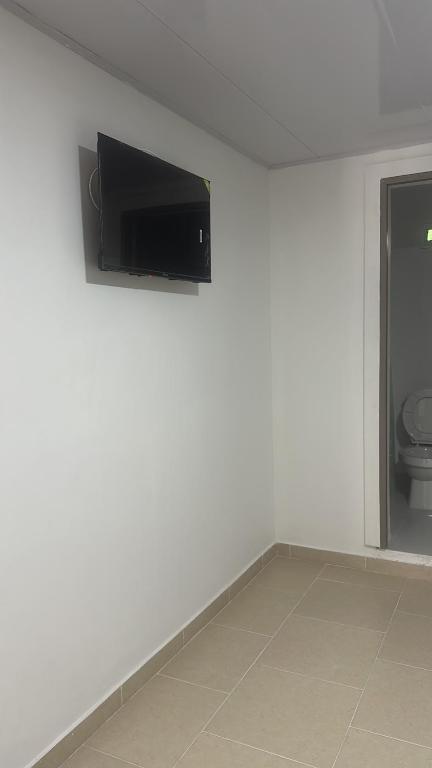 TV a/nebo společenská místnost v ubytování Leonor’s Guest House