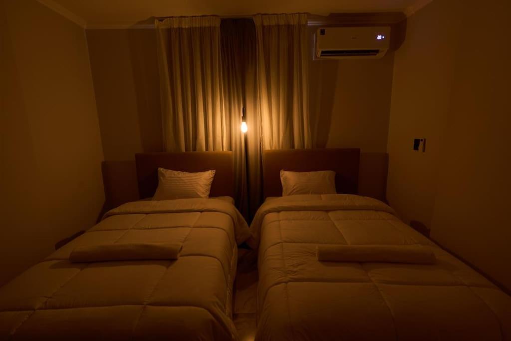 Postel nebo postele na pokoji v ubytování Spacious Rooftop Apartment in 6 October City, Cairo