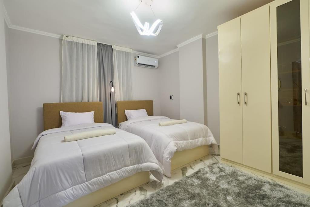 Postel nebo postele na pokoji v ubytování Spacious Rooftop Apartment in 6 October City, Cairo