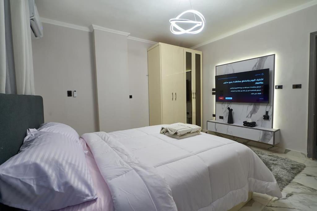 Postel nebo postele na pokoji v ubytování Spacious Rooftop Apartment in 6 October City, Cairo