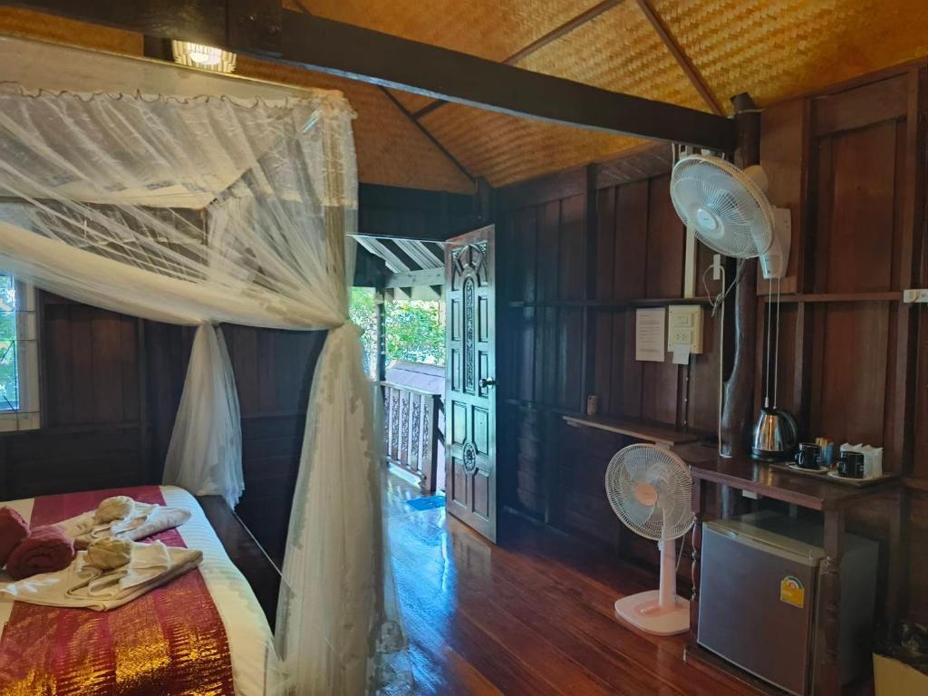 Kohjum Seafront Resort - 11