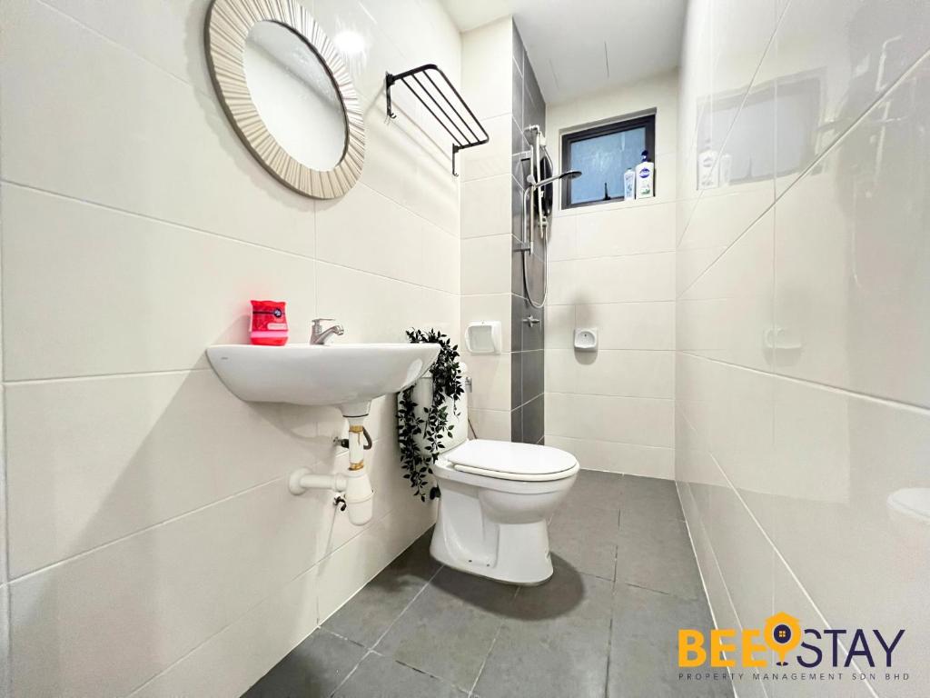 Koupelna v ubytování New Listing Klang with Netflix Wifi Swimming Pool View