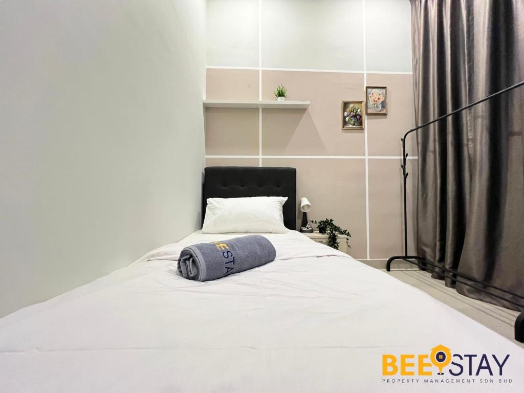 Postel nebo postele na pokoji v ubytování New Listing Klang with Netflix Wifi Swimming Pool View