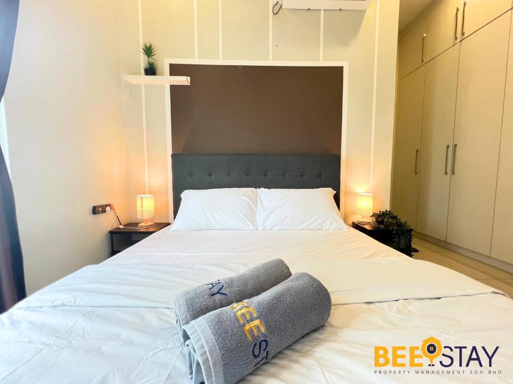 Postel nebo postele na pokoji v ubytování New Listing Klang with Netflix Wifi Swimming Pool View
