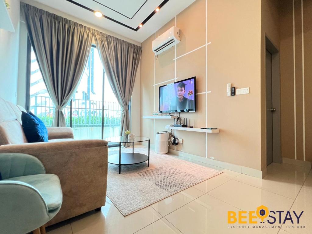 TV a/nebo společenská místnost v ubytování New Listing Klang with Netflix Wifi Swimming Pool View