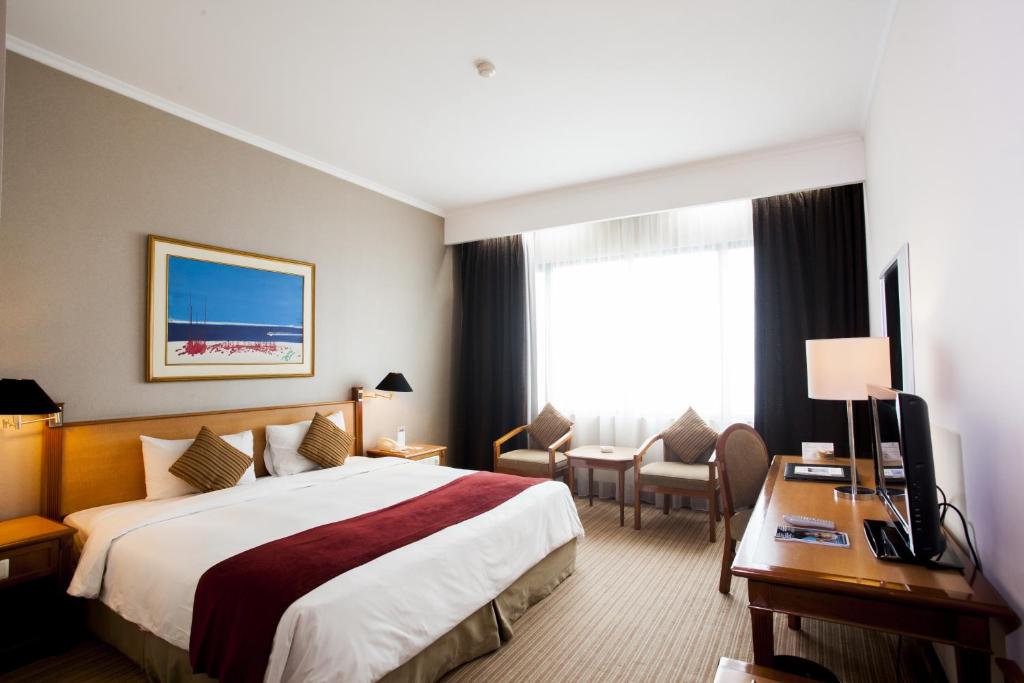 Postel nebo postele na pokoji v ubytování Menara Peninsula Hotel