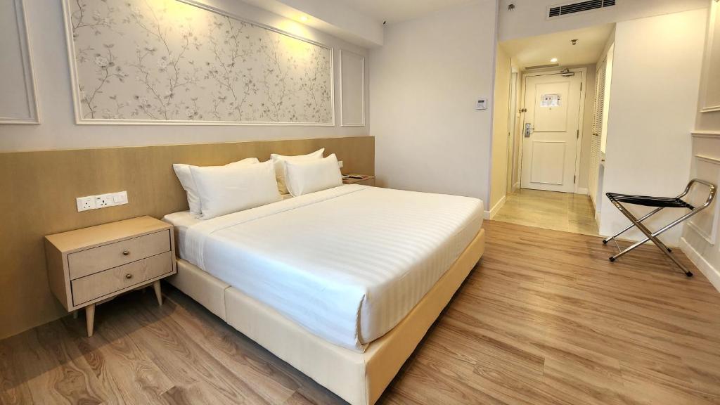 Postel nebo postele na pokoji v ubytování The Palace Hotel Kota Kinabalu