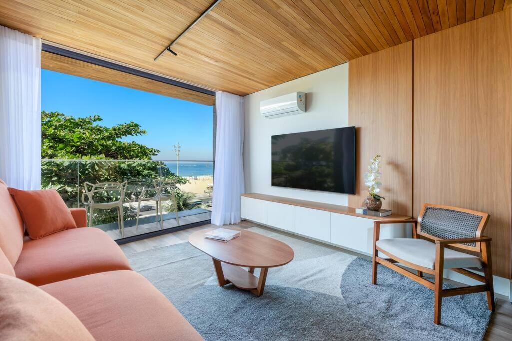 TV a/nebo společenská místnost v ubytování Beachfront Paradise Luxury