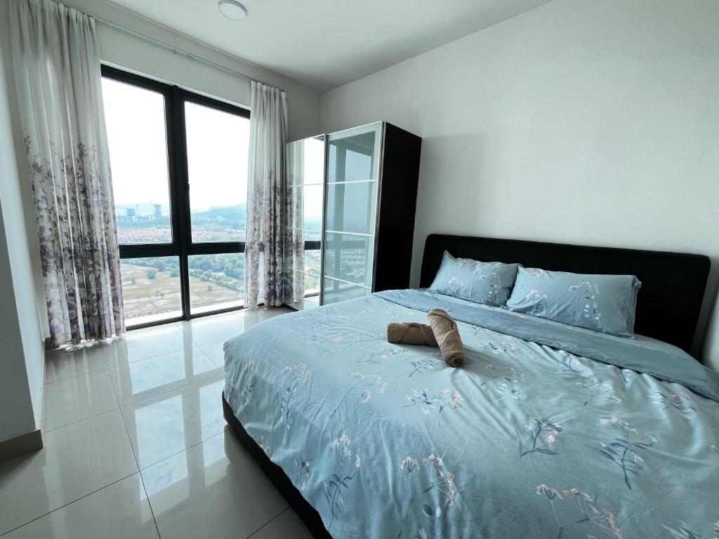 Un pat sau paturi într-o cameră la Setia Alam Nordic Trefoil 2 Bedrooms Home-Walk to Setia City Mall & & Setia City Convention Centre