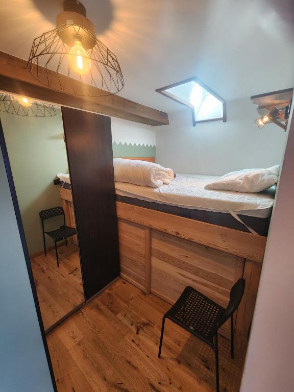 Postel nebo postele na pokoji v ubytování Cosy, plein centre vue splendide